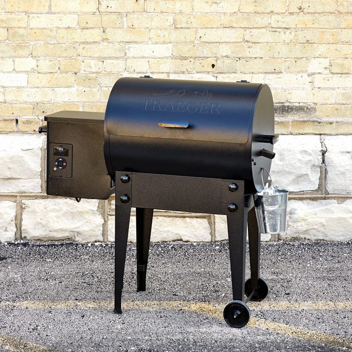 Traeger Vs Recteq Who Makes The Better Pellet Grill Traeger Tailgater Grill